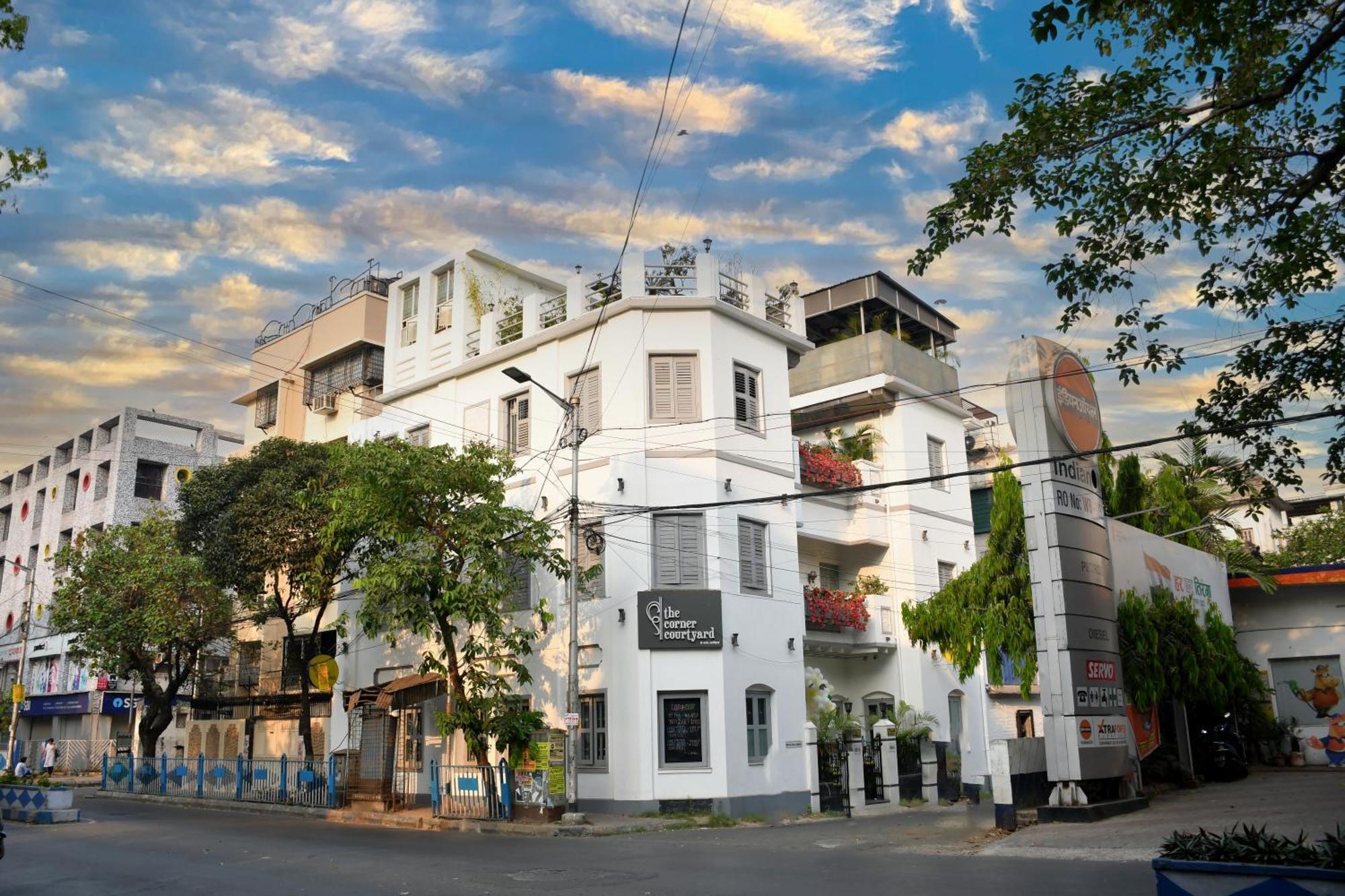 The Corner Courtyard Hotel Kolkata Exterior photo